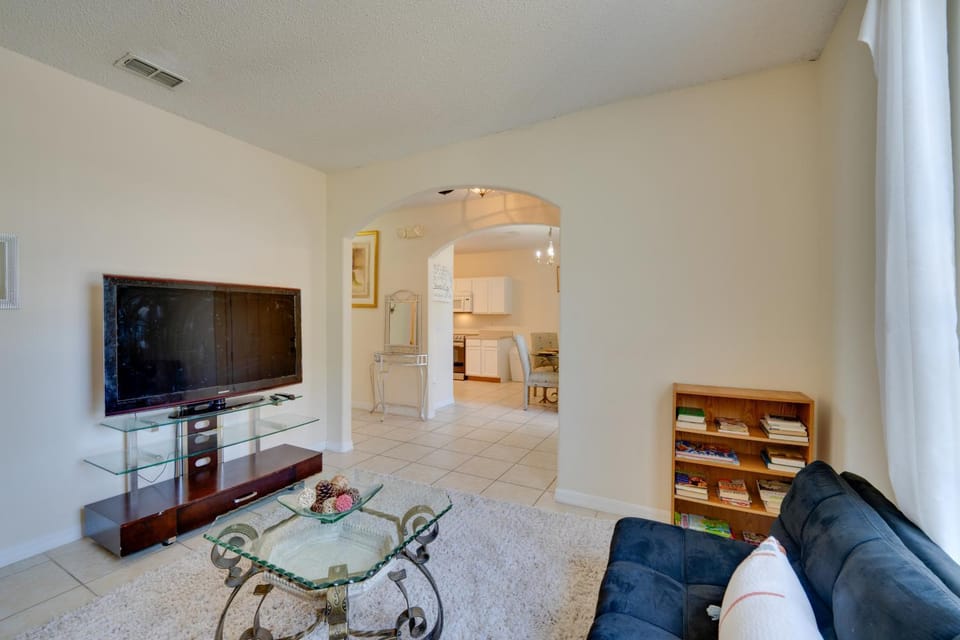 Sunlit Davenport Family Home w/ Private Lanai House in Osceola County