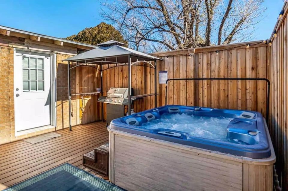 Amazing Hot tub l Sleeps 14 House in Amarillo