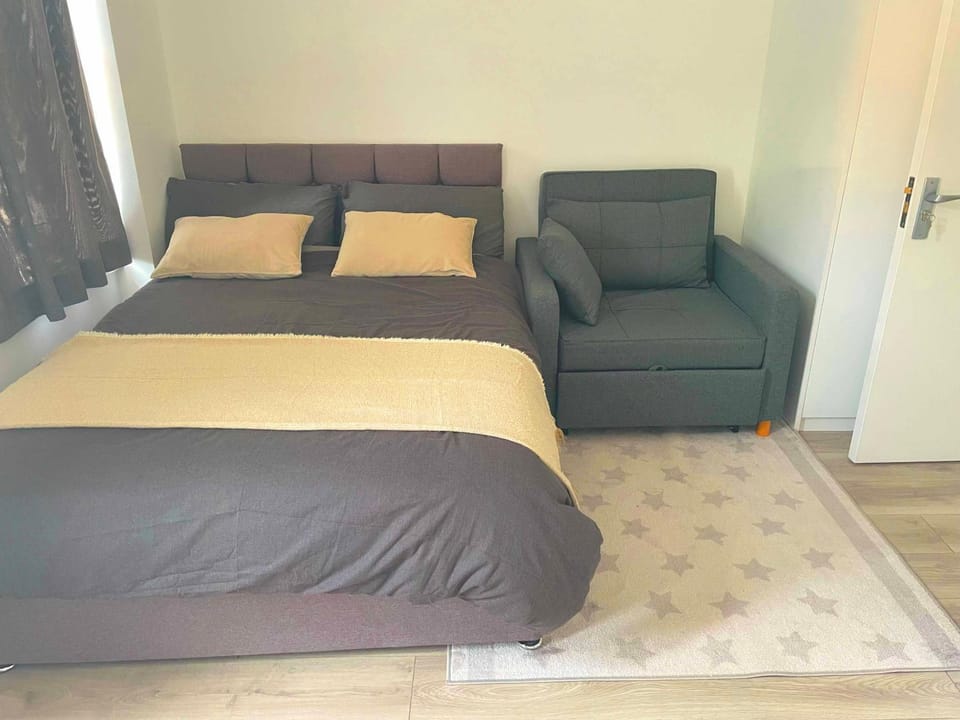 Studio Flat Private Shower Wc and Kitchenette Apartment in London