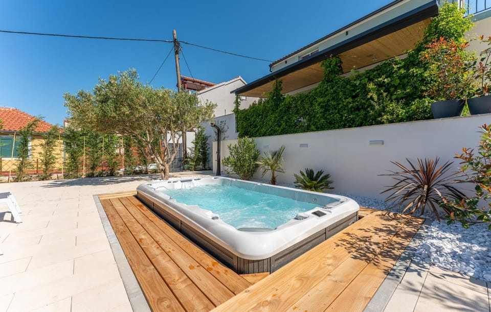 Hot Tub, Swimming pool