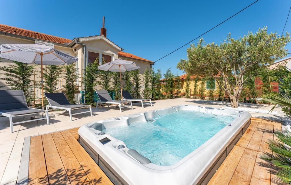 Hot Tub, Pool view, Swimming pool, sunbed