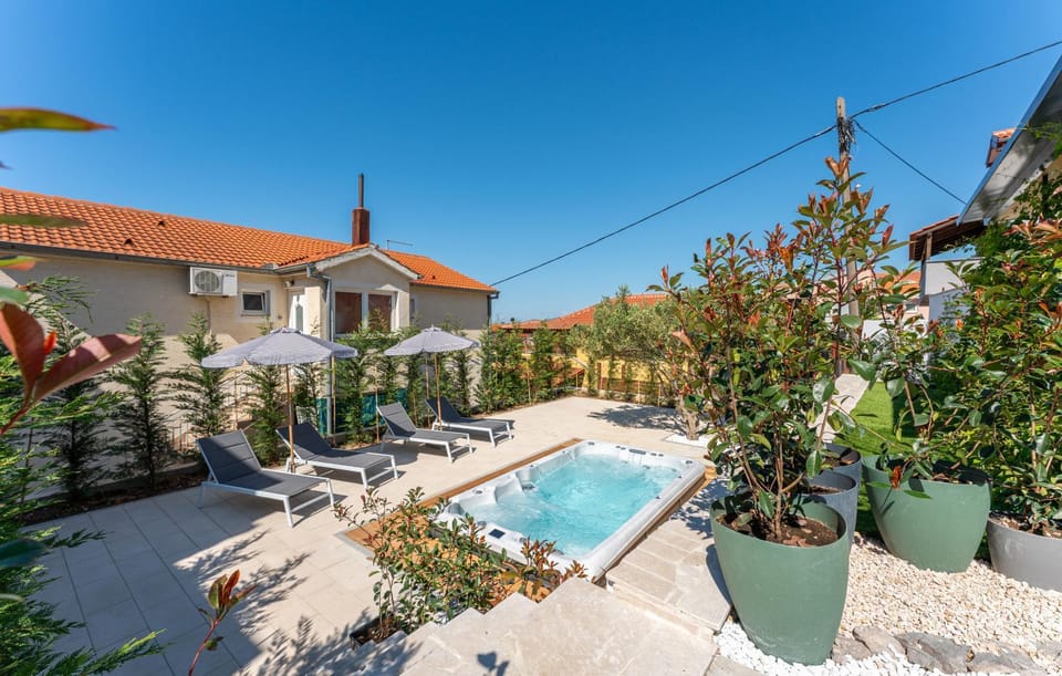 Facade/entrance, Garden, Pool view, Swimming pool, sunbed