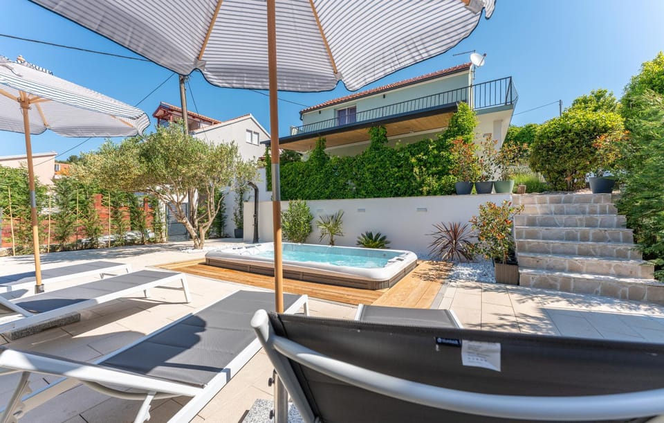 Facade/entrance, Natural landscape, Garden, Hot Tub, Balcony/Terrace, Pool view, sunbed