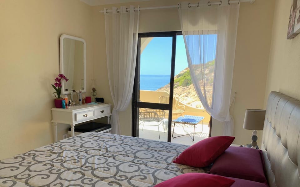 Photo of the whole room, Sea view