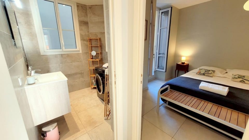 Bathroom, Photo of the whole room, Bedroom