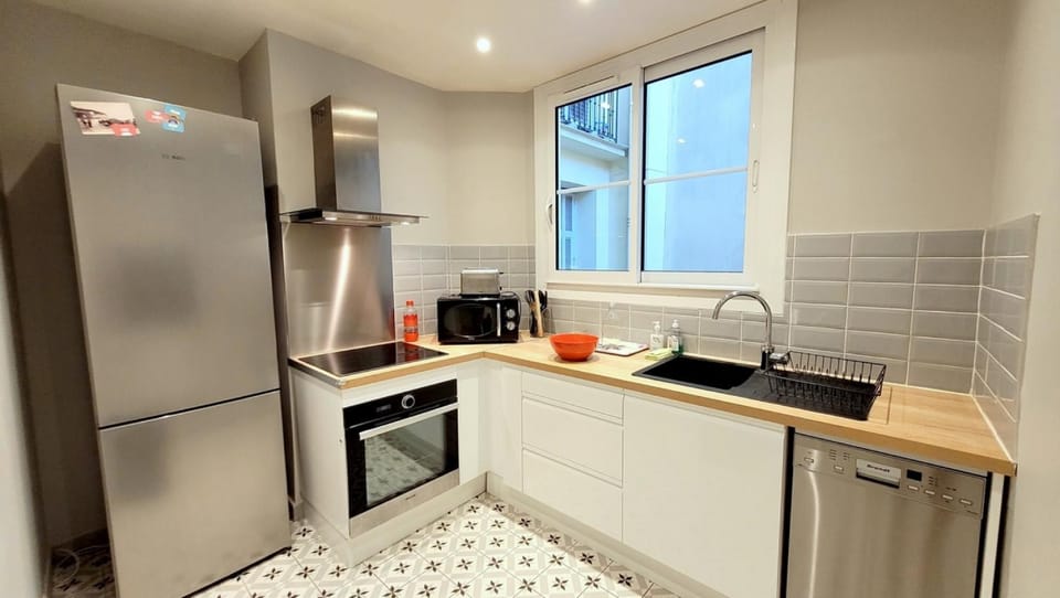Coffee/tea facilities, Kitchen or kitchenette, dishwasher, oven, stove, toaster