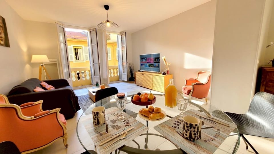 TV and multimedia, Seating area, Dining area