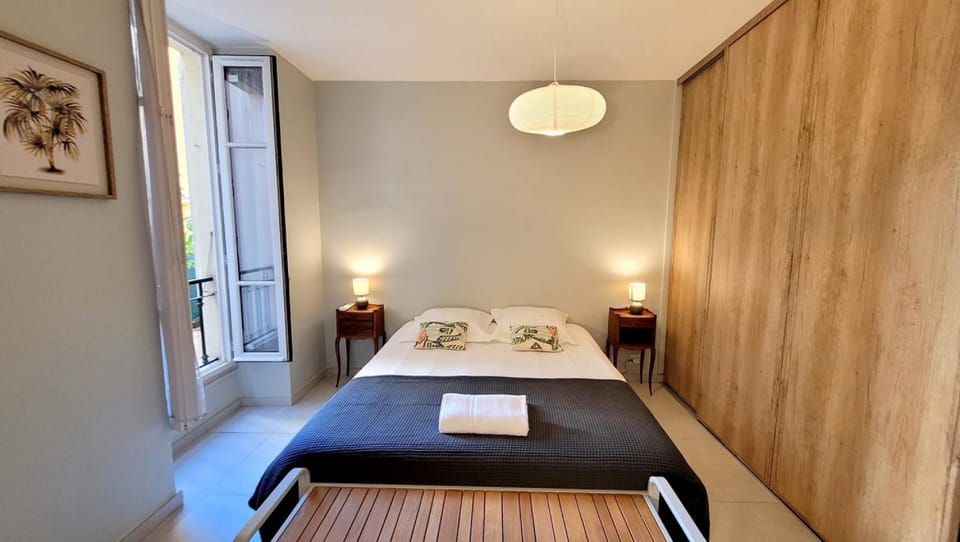 Photo of the whole room, Bedroom, wardrobe