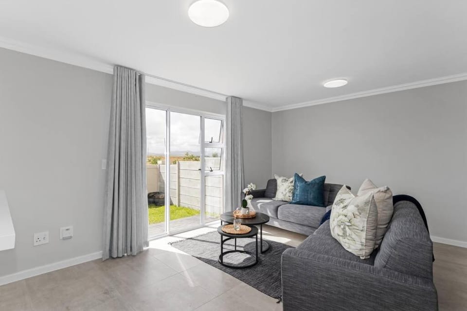 Elegant, Spotless 2 Bed For Enchanted Stays Apartment in Cape Town