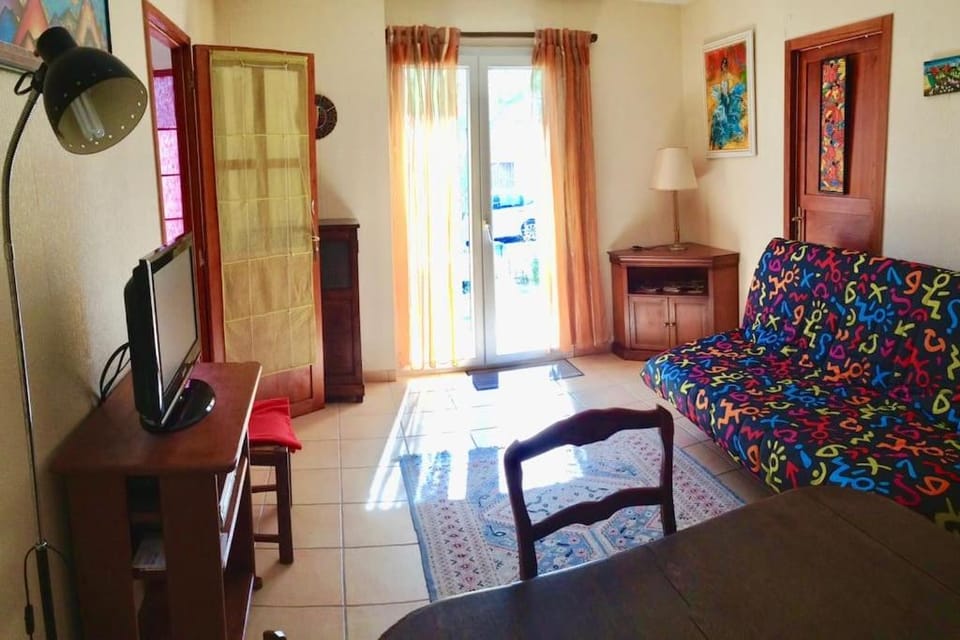 Communal lounge/ TV room, Bed, TV and multimedia, Living room