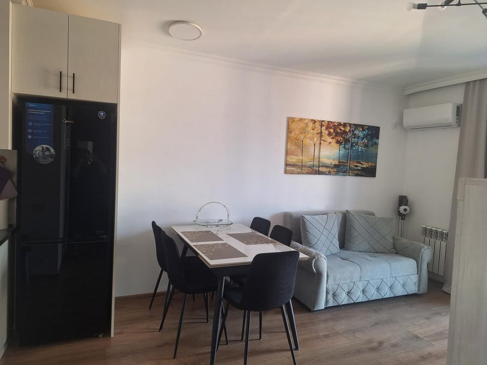 Seating area, Dining area, air conditioner