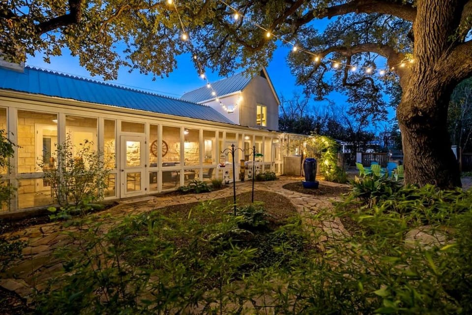 Spacious Family Retreat - Private Pool - Ping Pong House in Fredericksburg