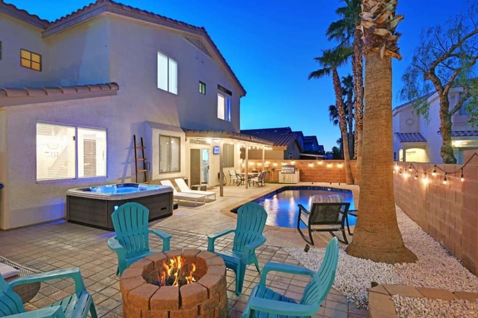Stunning 4BR Getaway w Pool, Hot Tub, & Firepit House in Paradise