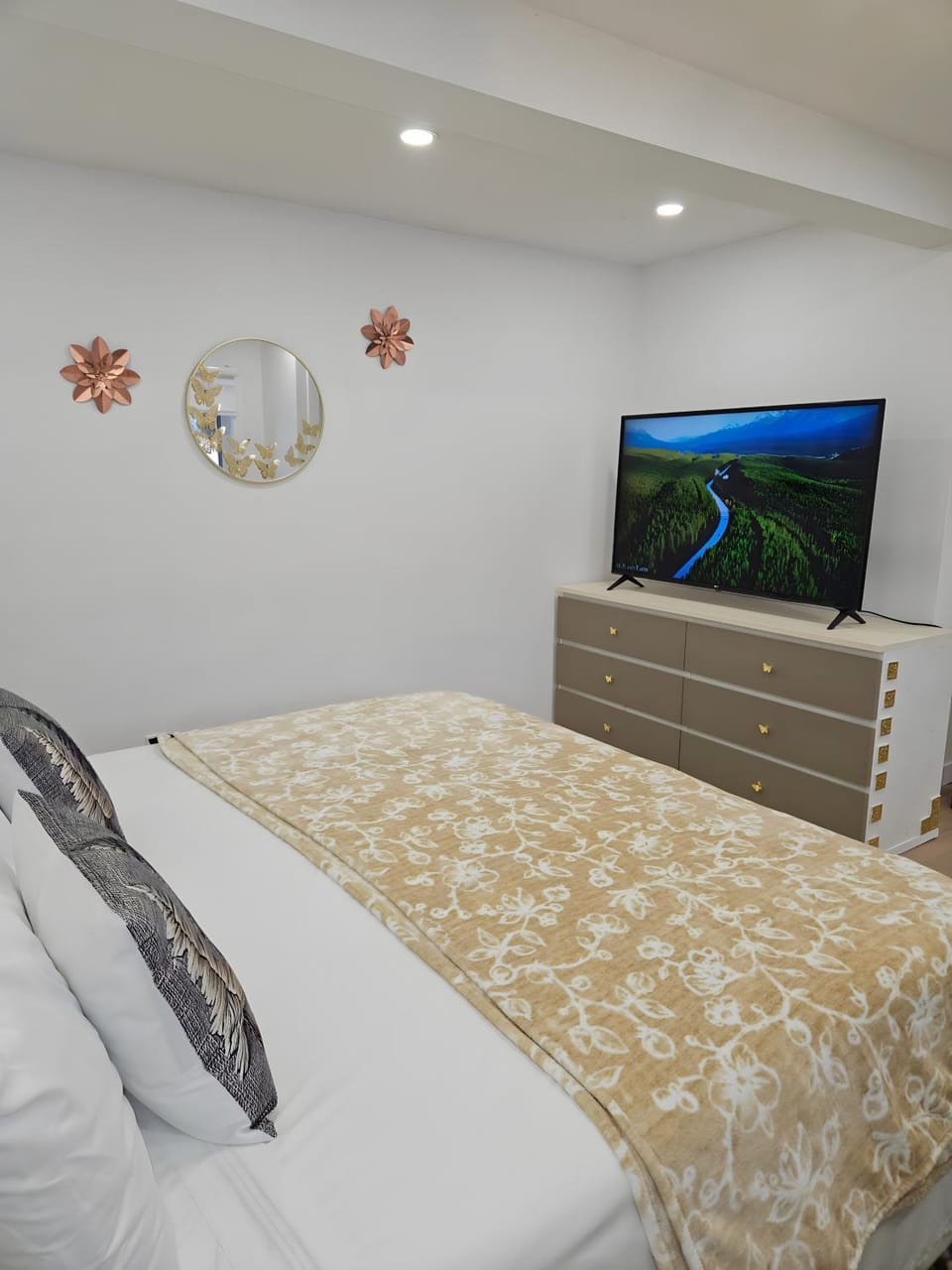 Bed, TV and multimedia, Photo of the whole room, Bedroom