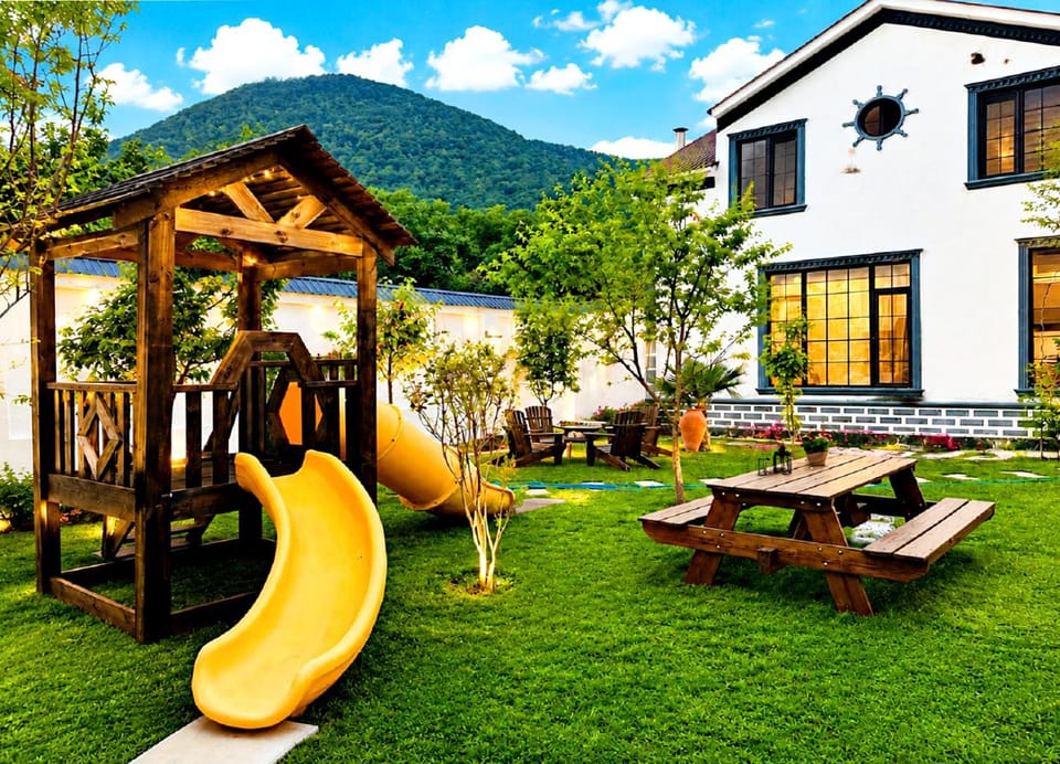 Property building, Patio, Communal lounge/ TV room, Spring, Day, Natural landscape, Garden, Evening entertainment, Garden view, Mountain view, sunbed