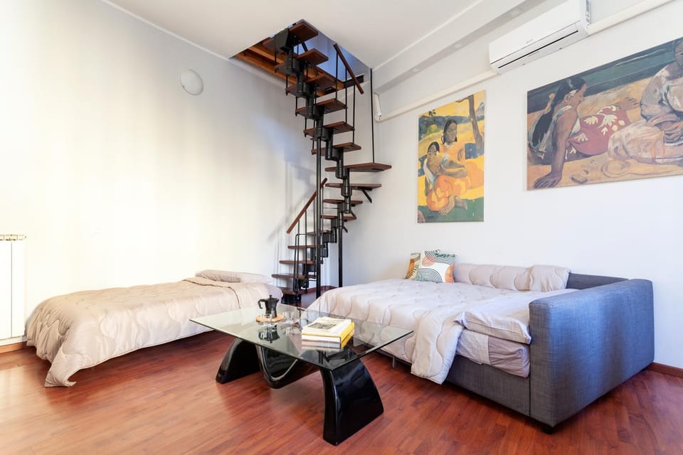 Bed, Living room, Seating area, air conditioner