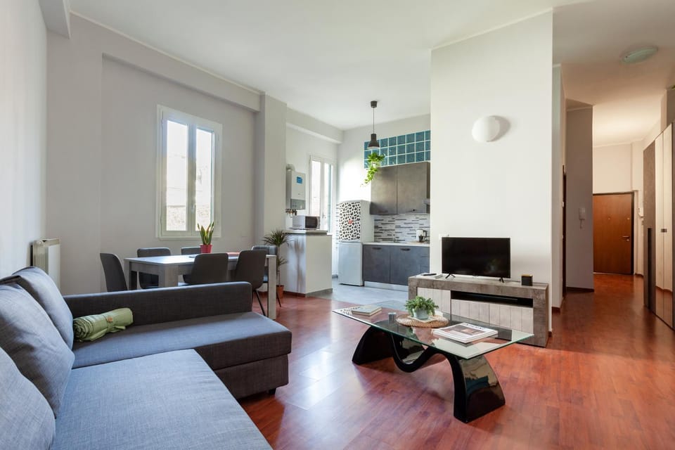 TV and multimedia, Kitchen or kitchenette, Living room, Seating area, Dining area