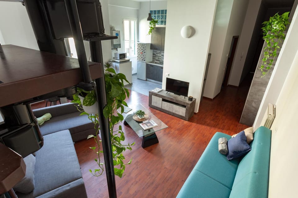 TV and multimedia, Kitchen or kitchenette, Living room, Seating area