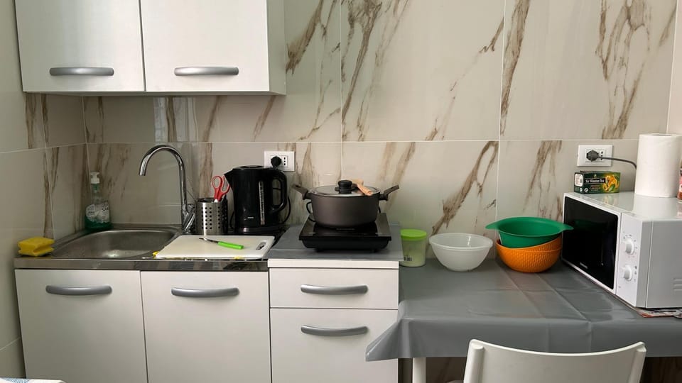 Kitchen or kitchenette, Kitchen or kitchenette, Dining area, Communal kitchen, stove, kitchen