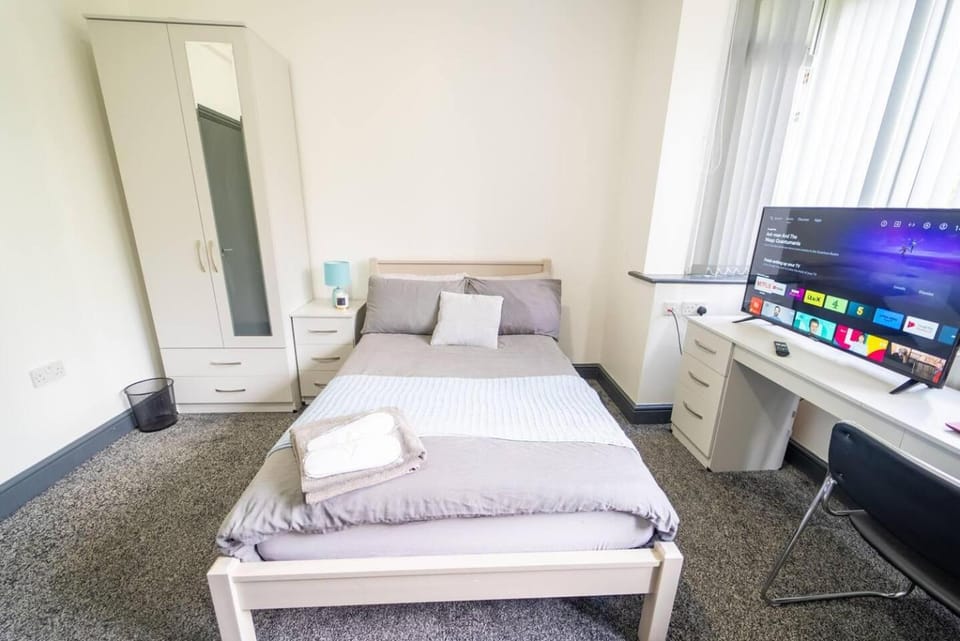 Bed, TV and multimedia, Photo of the whole room, Bedroom, wardrobe
