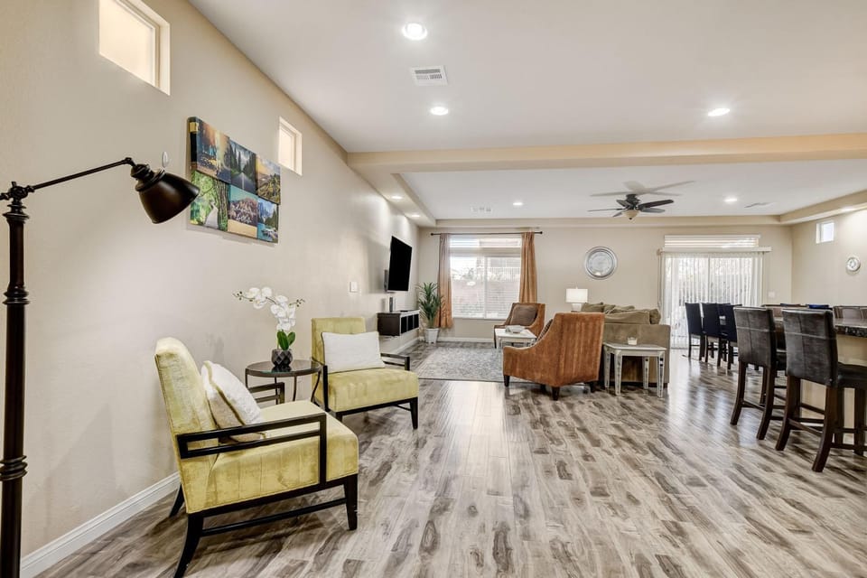 TV and multimedia, Living room, Seating area, fireplace