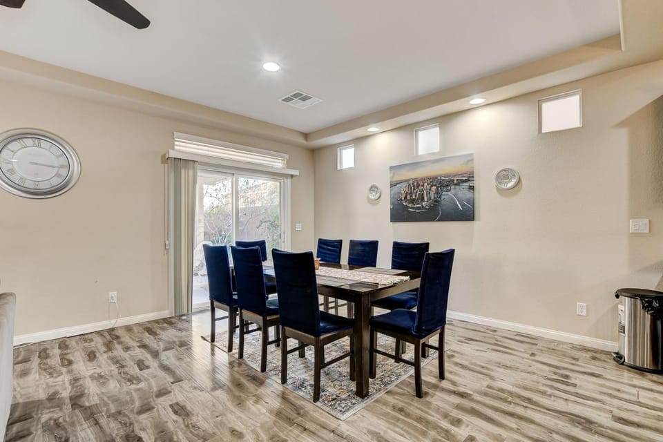 Dining area, fireplace
