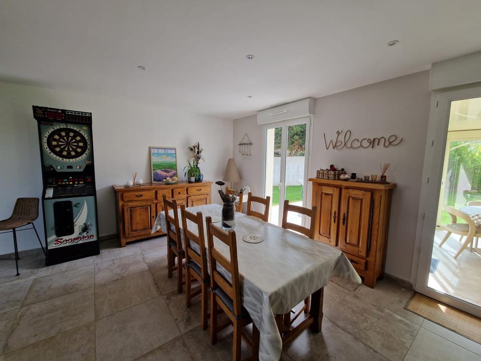 Game Room, Seating area, Dining area