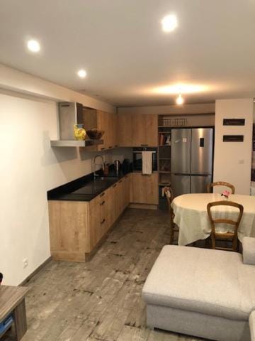 Kitchen or kitchenette, Dining area, minibar, pet friendly, stove