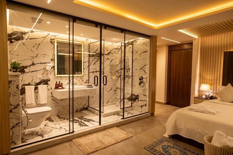 Shower, Toilet, Bed, Bathroom, Photo of the whole room, Bedroom, towels