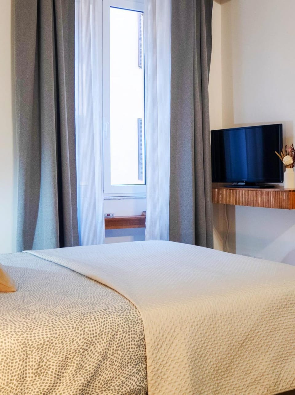 Bed, TV and multimedia, Photo of the whole room, Bedroom