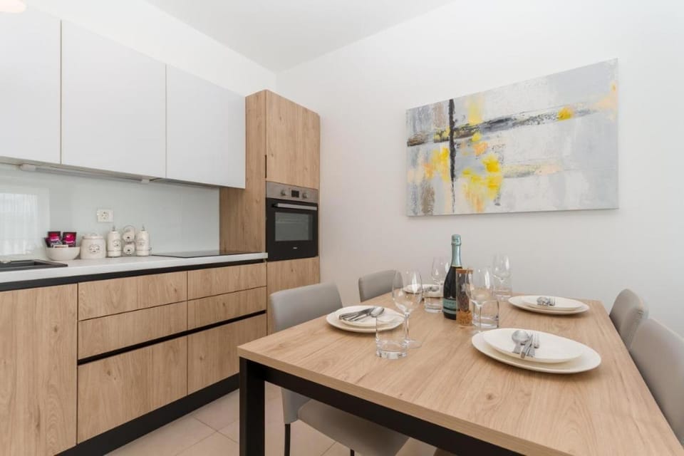 Kitchen or kitchenette, Dining area, pet friendly, stove