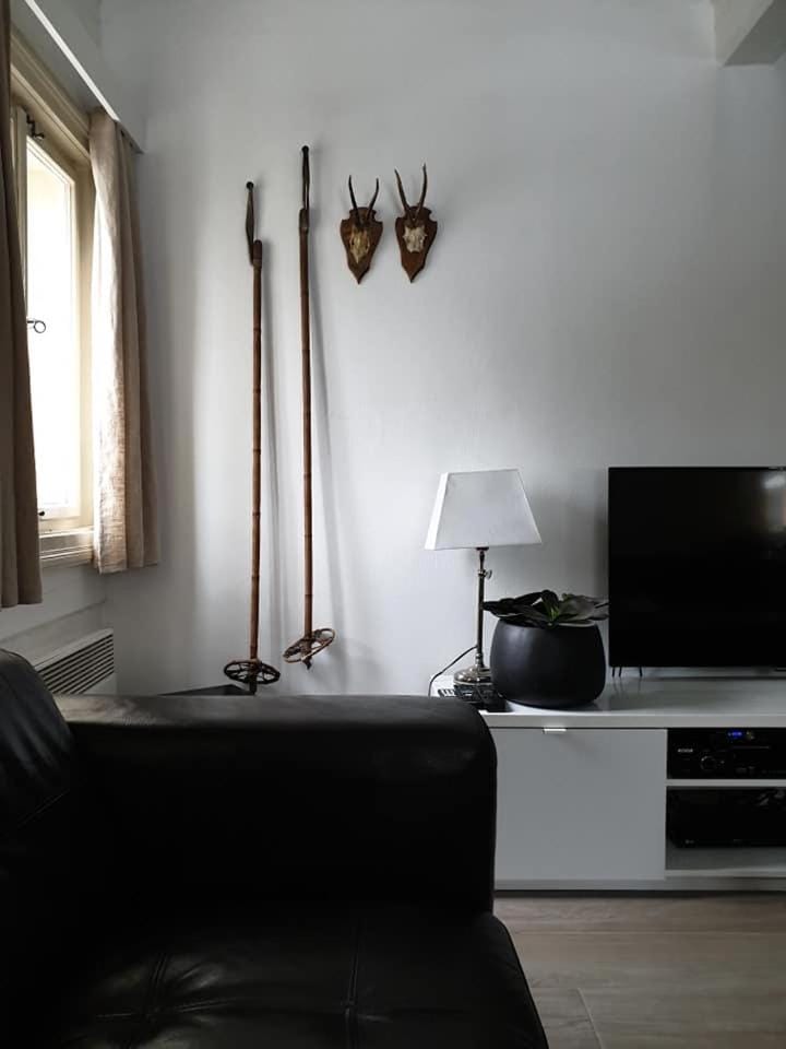 Communal lounge/ TV room, TV and multimedia, Living room, Seating area, Evening entertainment