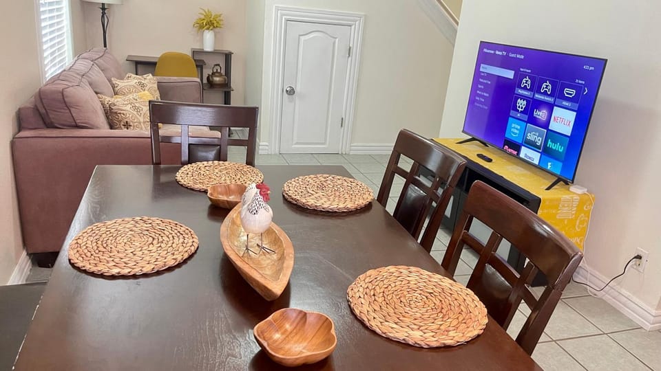 TV and multimedia, Living room, Seating area, Dining area