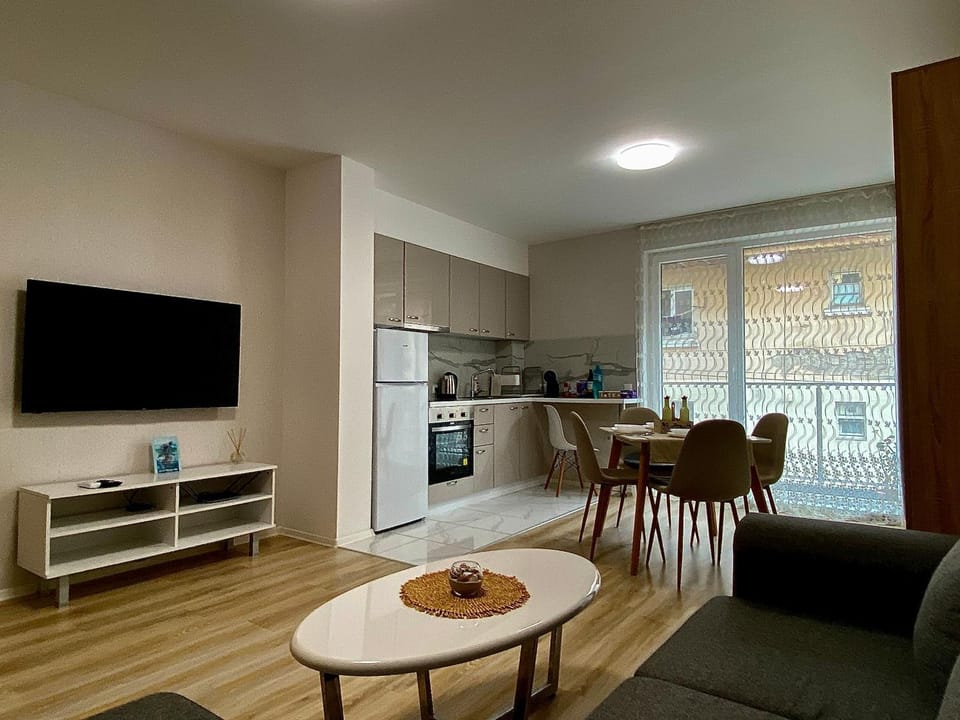 Communal lounge/ TV room, TV and multimedia, Kitchen or kitchenette, Living room, Seating area, Dining area, Evening entertainment, pet friendly, stove