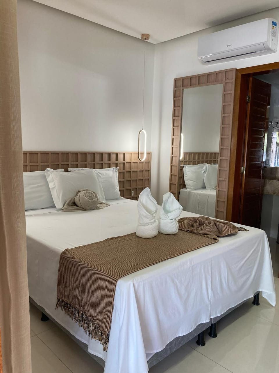 Bed, towels