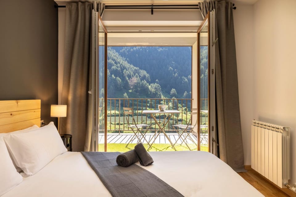 Vistas PRECIOSAS Al Valle De Arinsal - 6PAX- A Pie De Pistas & ESQUÍ - Free Parking l by BonesVacances Apartment in Arinsal