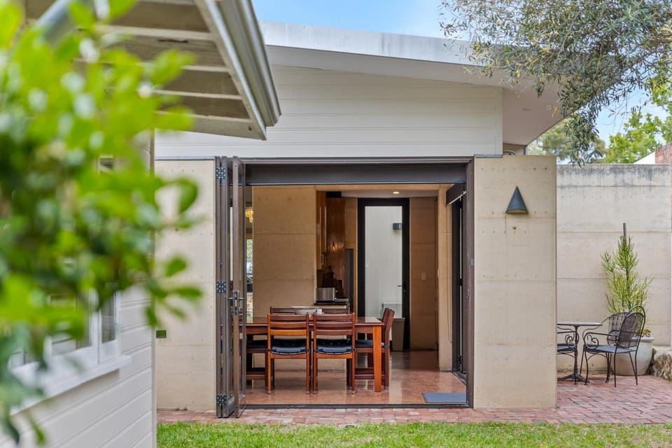 King Charming Cottage - Walk to the River House in Perth