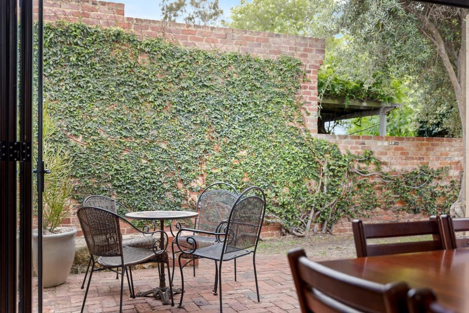 King Charming Cottage - Walk to the River House in Perth