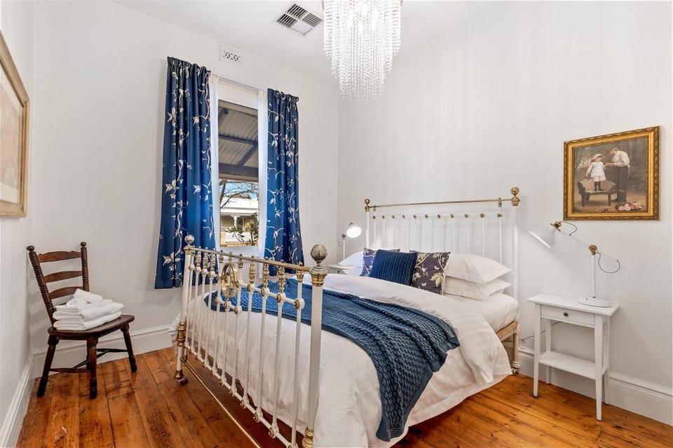 King Charming Cottage - Walk to the River House in Perth