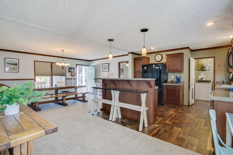 ‘Beach Bay Pony Place’ w/ Ponies: 1 Mi to Water! House in Chincoteague Island