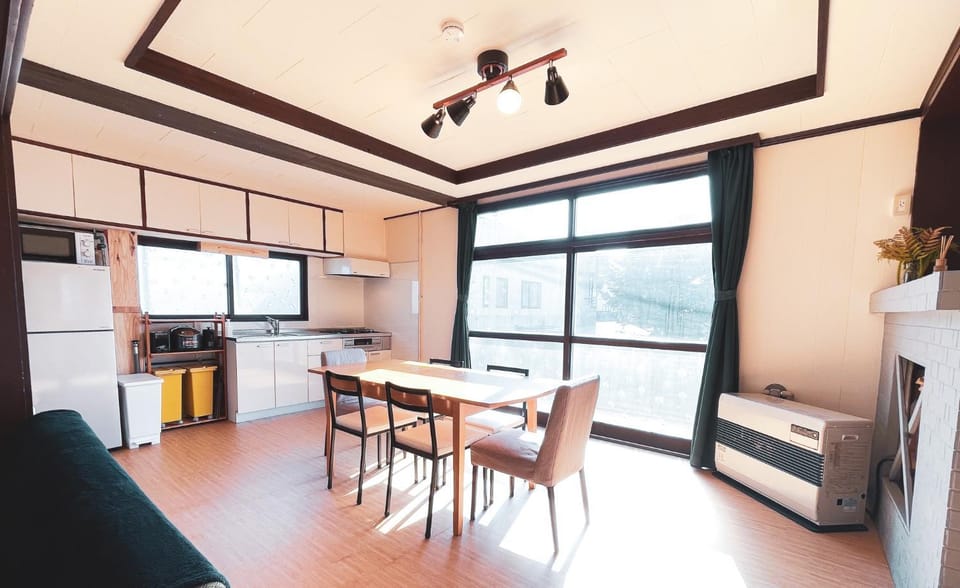 Kitchen or kitchenette, Seating area, Dining area
