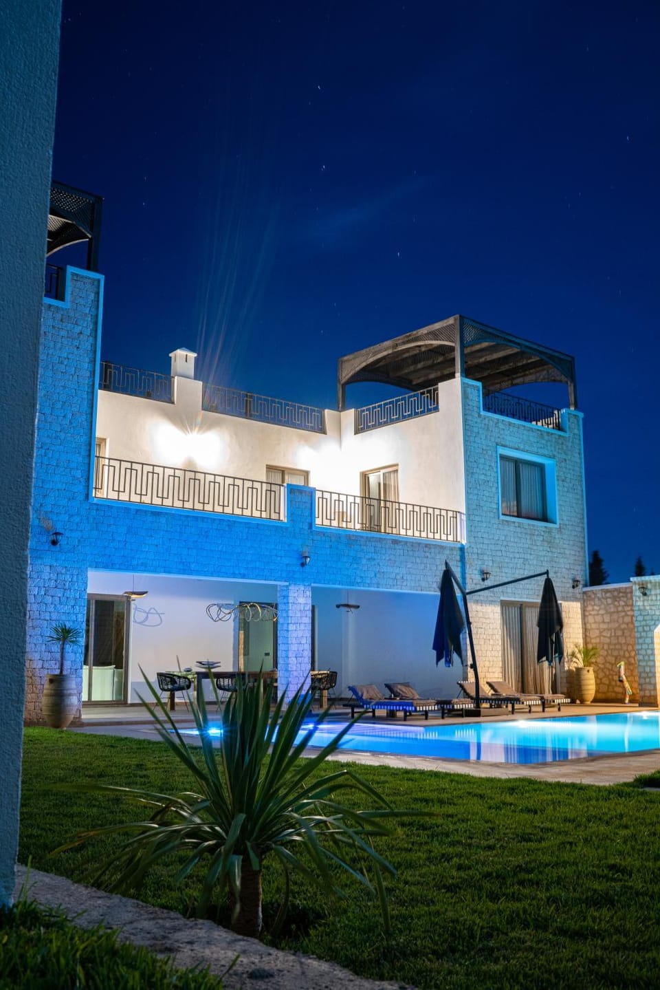Property building, Night, Pool view, Swimming pool, sunbed