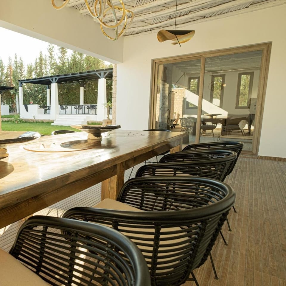 Patio, Restaurant/places to eat, Seating area, Dining area