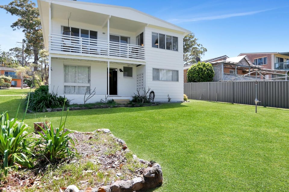 The White House by Experience Jervis Bay House in Vincentia