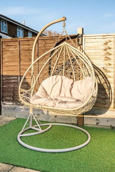 Comfy Stay Maidstone Free Parking and Wifi House in Maidstone