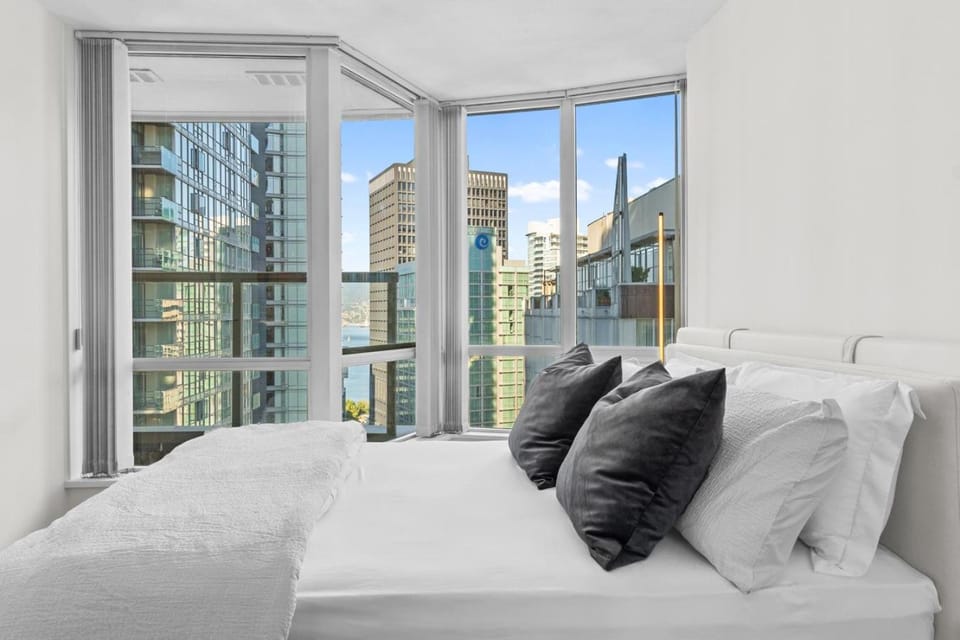 Downtown Luxury 1BR Coal Harbour Apartment in Vancouver