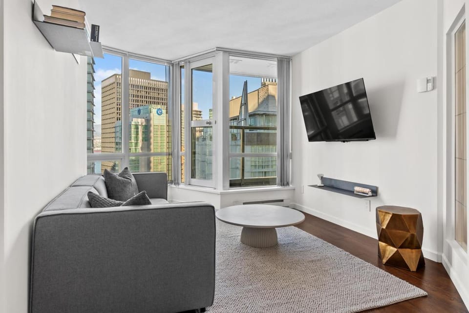 Downtown Luxury 1BR Coal Harbour Apartment in Vancouver