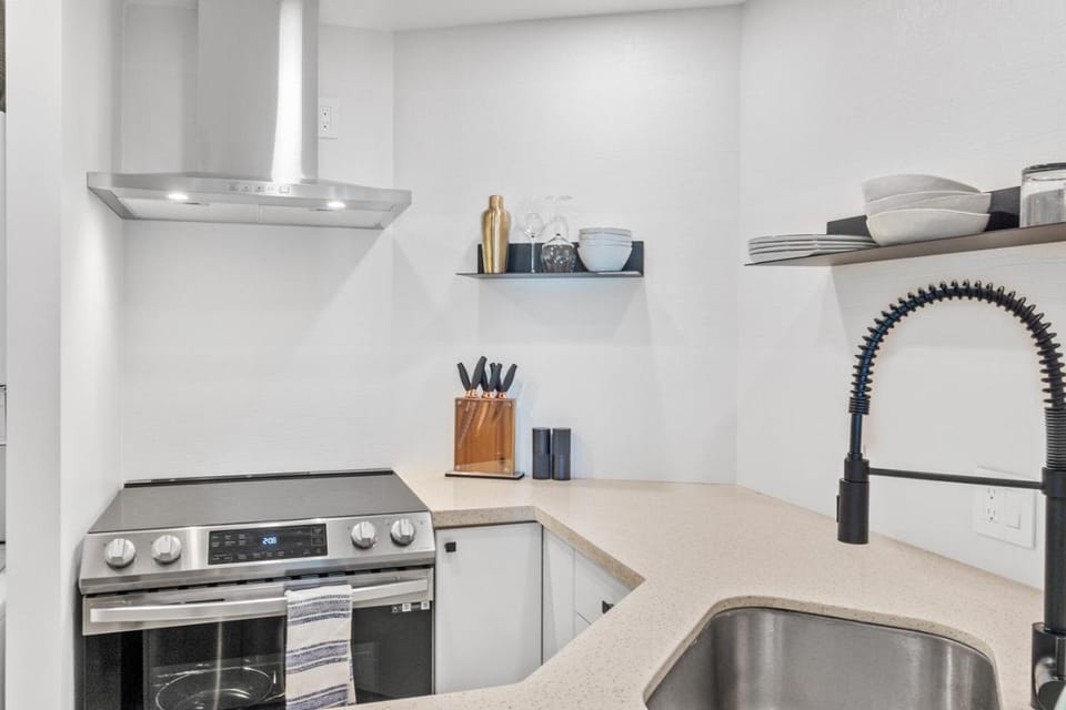 Downtown Luxury 1BR Coal Harbour Apartment in Vancouver
