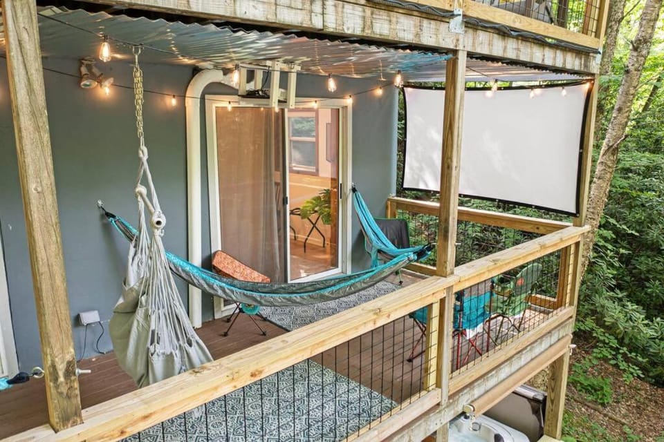 Cozy Mountain Chalet With Hot Tub Outdoor Movie Screen And Fire Place House in Watauga