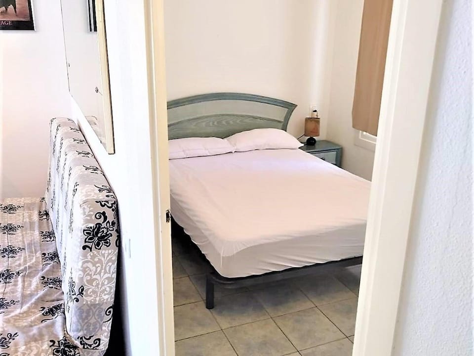 Planta Baja con Jardín, Amarre, y Parking en Zona Tranquila de Roses - ES-258-46 Apartment in Roses